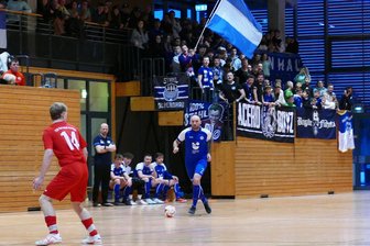 Erzgebirgs-Hallencup: Riesige Fankulisse beflügelt Olbernhauer Kicker - Mit den lautstarken Fans im Rücken sicherten sich die Olbernhauer Kicker ungeschlagen den Sieg in ihrer Vorrundengruppe.
