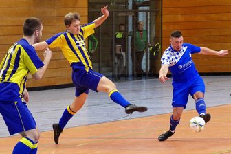 Erzgebirgs-Hallencup: Tiroler Kicker wollen erneut jubeln - Oliver Weise (Mitte) gehört zu den Dittmannsdorfern, die den Hallentitel zuletzt gewannen – im Jahr 2020.