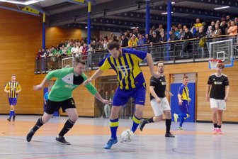 Erzgebirgs-Hallencup: Torreicher Auftakt der Kicker macht Appetit aufs Finale - Die Tribüne in Zschopau, wo sich unter anderem die Dittmannsdorfer (blau-gelbe Trikots) und die Annaberger Kicker in der Vorrunde gegenüberstanden, war mit mehr als 300 Zuschauern prall gefüllt.