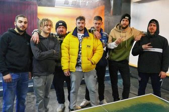 Erzgebirgs-Rapper erklimmen ihren ersten "Zehntausender" - Libo, Shishard, R.O.M.A., Kuza, Rushn, Madrix und Pilsner (v. l.), so die Künstlernamen der Musiker, sind die "405er". Die Band, die sich vorher Squottkush und Sniggaz nannte, trat kürzlich in Zschopau auf. 