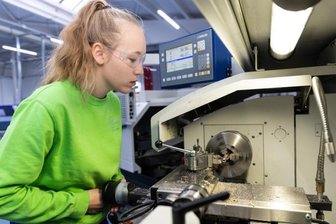 Erzgebirgs-Unternehmen Normteile Lindner macht Umsatzrekord im Pandemiejahr - Ausbildung spielt in der Ehrenfriedersdorfer Firma eine wichtige Rolle. Azubis wie die künftige Zerspanungsmechanikerin Leonie Völker können an eigenen Maschinen ihre Fertigkeiten schulen und verbessern.