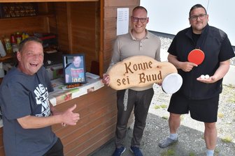 Erzgebirgs-Verbandschef schmettert sich nach mehr als 13 Stunden zum Titel - Uwe Sterzik und Roman Gebhardt übergaben Stefan Meiner (v. l.) ein besonderes Gedenkschild.