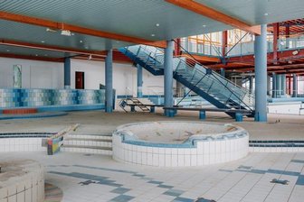 Erzgebirgsbad Thalheim: Der Blick in eine Ruine - Mit etwas Fantasie scheinen fröhliche Kinderschreie noch immer vernehmbar, überall Wasserrauschen und Badelatschengeklapper ebenso. Doch in Wirklichkeit gibt es hier nur noch eines, und das seit etlichen Jahren: Stille.