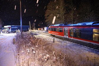 Erzgebirgsbahn kollidiert auf Bahnübergang mit Lkw – Strecke im Erzgebirge stundenlang gesperrt - Gegen 5 Uhr war die Bahn auf einen Anhänger eines Lkw gefahren, der in die Gleise ragte.