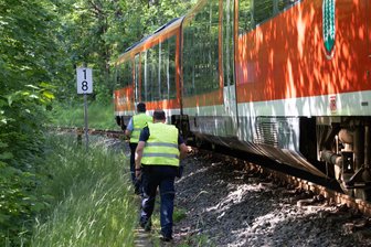 Erzgebirgsbahn kollidiert mit Fußgängerin - Die Erzgebirgsbahn ist am frühen Dienstagabend nahe Annaberg-Buchholz mit einer Fußgängerin zusammengestoßen.