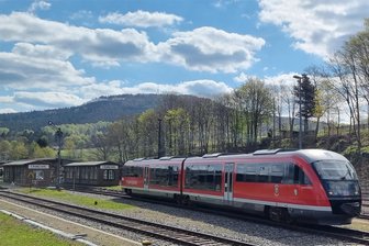 Erzgebirgsbahn: Welche Strecken elektrifiziert werden sollen - Ein Dieseltriebwagen der Erzgebirgsbahn fährt in Cranzahl Richtung Chemnitz. Nach den Vorstellungen der Erzgebirgsbahn könnte der Abschnitt zwischen Cranzahl und Annaberg-Buchholz-Süd in den nächsten zehn Jahren elektrifiziert werden.