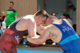Erzgebirgscup: Gelenauer Jugend-Ringer coachen sich selbst zu Silber - Trainer und Sieger zugleich: Max Dathe (links) vom RSK Gelenau, der hier auf den Polen Kacper Lisowski (Agros Zary) trifft.