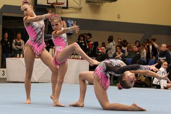 Erzgebirgscup versprüht WM-Flair: Sportakrobaten brennen in Schwarzenberg ein Feuerwerk ab – mit Gala als Krönung - Die Damengruppe mit Eltje Faber (Mitte), Hannah Vogel und Aurora Löffler belegten bei den Schülern mit letztlich 23,250 Punkten den 2. Platz.