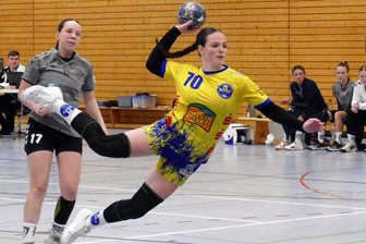 Erzgebirgsderby lässt Marienberger Oberliga-Handballerinnen aufatmen - Kreisläuferin Leona Wagner steuerte fünf Tore zum Sieg bei.