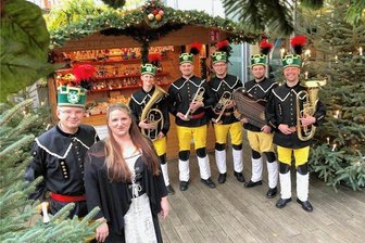 Erzgebirgsensemble erwartet am Wochenende 4500 Besucher in Aue - Mitglieder des Erzgebirgsensembles - vorn links Leiter Steffen Kindt, neben ihm Sängerin Franziska Ullmann - gestalteten jüngst den 14. erzgebirgischen Weihnachtsmarkt im Sachsen-Verbindungsbüro in Brüssel mit.