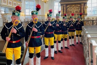 Erzgebirgsensemble spielt "Kleine weiße Friedenstaube" auf Russischen Hörnern - Mitglieder des Erzgebirgsensembles Aue lassen mit Russischen Hörnern in der St.-Georgen-Kirche in Schwarzenberg das Lied von der kleinen weißen Friedenstaube für einen Fernsehbeitrag erklingen.