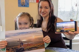 Erzgebirgsfoto des Jahres: Die schöne Geschichte hinter dem Siegerbild - Ausgedruckt und digital: Palina und Mama Jeanette Klaubert präsentieren stolz ihr Siegerfoto. 