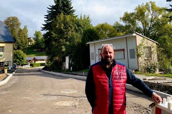 Erzgebirgsgemeinde Neuhausen saniert Straße zum Schloss Purschenstein: Welche Probleme gibt es? - Neuhausens Bürgermeister Andreas Drescher Anfang Oktober vor der Straße Purschenstein.