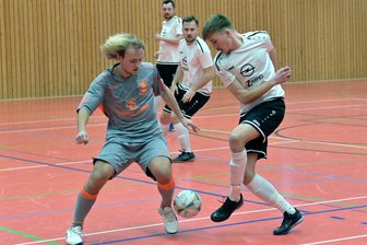 Erzgebirgshallencup: Zitterpartie für Zschorlau und wenig Mühe für Auerhammer - Während Felix Teubert (r.) und der ESV Zschorlau weiter von der Titelverteidigung träumen dürfen, ist der Erzgebirgshallencup für Michael Volkonsky und den SV Lindenau bereits nach der Vorrunde beendet.