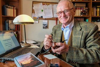 "Erzgebirgshass": Kommissar Pawlak nimmt die Ermittlungen auf - Beim Schreiben legt Karl-Heinz Binus gern mal eine Pause ein, stopft sich eine Pfeife und raucht diese mit Genuss.