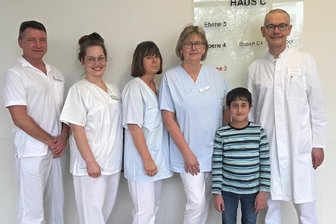 Erzgebirgsklinikum behandelt erneut Jungen aus Afghanistan - Behandlung erfolgreich: Das Team der Orthopädie in Stollberg mit dem Jungen aus Afghanistan (Zweiter von rechts).