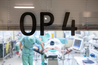 Erzgebirgsklinikum: „Die wirtschaftliche Lage wird immer kritischer“ - Ärzte geben im OP täglich ihr Bestes.