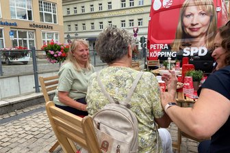 Erzgebirgsklinikum: Drohende Insolvenz nur eine Drohkulisse? - Sachsens Gesundheitsministerin Petra Köpping (links) war jüngst innerhalb des Landtagswahlkampfs auf dem Annaberger Markt zu Gast. Die Einheimischen wollten mit der Sozialdemokratin auch über die Probleme im Erzgebirgsklinikum sprechen.