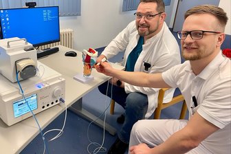 Erzgebirgsklinikum: Fortschrittliche Schilddrüsentherapie ohne große Operationen - Dr. Thomas Bartzsch (r.) und Dr. Thomas Bräuer diskutieren Einsatzmöglichkeiten des neuen Systems zur Behandlung von Schilddrüsenerkrankungen.