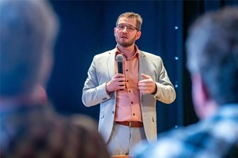 Erzgebirgsklinikum: Geschäftsführer steht Rede und Antwort zur Zukunft der Häuser Olbernhau und Zschopau - Marcel Koch, Geschäftsführer des Erzgebirgsklinikums, bei der Bürgerfragestunde am Freitagnachmittag in Olbernhau.