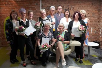 Erzgebirgsklinikum in Stollberg: Sechs Krankenpflegehelfer auf einen Streich - Die neuen Krankenpflegehelferinnen freuen sich unter anderem gemeinsam mit den Praxisanleiterinnen über den Abschluss.