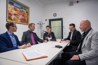 Erzgebirgsklinikum: Landeschefin des BSW äußert pikanten Verdacht - BSW-Zusammenkunft im Erzgebirge: Gesundheitsexperte Ronny Kupke (v. l.), die Landesvorsitzenden Jörg Scheibe und Sabine Zimmermann, Kreistagsfraktionsvorsitzender Thomas Thamm und Landtagsabgeordneter Ulf Lange besuchten das Stollberger Krankenhaus.