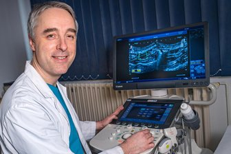 Erzgebirgsklinikum: Neuer Chefarzt setzt in Zschopau auf innovative Verfahren - Chefarzt Nils Wohmann an einem Ultraschallgerät.