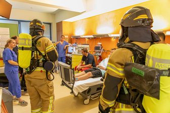 Erzgebirgsklinikum: Rettungskräfte und Klinikpersonal trainieren Ernstfall in der Notaufnahme - In die Übung waren 57 Einsatzkräfte der freiwilligen Feuerwehren Stollberg, Oelsnitz, Thalheim, Zwönitz und Gablenz sowie der ABC-Fachberater der Feuerwehr Beierfeld und der diensthabender Kreisbrandmeister involviert.