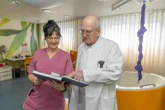 Erzgebirgsklinikum: Von Millioneninvestition profitieren drei Stationen - Freuen sich über das schon gut gefüllte Geburtenbuch: Silke Martin, leitende Hebamme, und Dr. med. Erwin Helwig, kommissarischer Chefarzt der Klinik für Gynäkologie und Geburtshilfe.