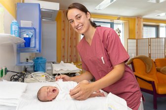 Erzgebirgsklinikum: Warten auf die ersten Zwillinge - Warten auf die ersten Zwillinge: Lena Scheidhauer, die im September am Erzgebirgsklinikum ihre Ausbildung zur Pflegefachfrau abschließen wird, konnte bislang noch keine Zwillinge frisch wickeln – hier mit Baby Johanna.