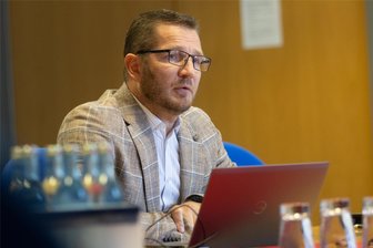Erzgebirgsklinikum: Was das Sanierungskonzept für Standorte und Mitarbeiter bedeutet - Geschäftsführer Marcel Koch will das Erzgebirgsklinikum wirtschaftlich wieder auf sichere Füße stellen. Das Sanierungskonzept dafür hat er am Donnerstag vorgestellt.