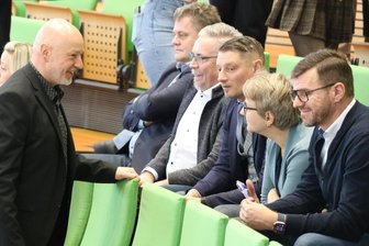 Erzgebirgskreis bis ins Jahr 2109 verschuldet – Bürgermeister sagen, was sich ändern muss - Ulf Lange (l.) hatte die zahlreichen Bürgermeister aus dem Erzgebirge für den Besuch in Dresden gewinnen können.