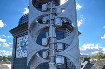 Erzgebirgskreis: Budget reicht nicht für benötigte Sirenen - Manche Kommune hat schon neue Sirenen angeschafft. Dieses Exemplar befindet sich auf dem Dach des Rathauses in Schlettau.