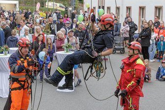 Erzgebirgskreis feiert Geburtstag: Was sich Erzgebirger für die nächsten 15 Jahre wünschen - Sie boten einen der besonderen Höhepunkte im Programm zum Landkreisgeburtstag: die Mitglieder des Bergbau- und Höhenrettungszuges der Stadtfeuerwehr Annaberg-Buchholz. Unter anderem Robert Schneider, Aline Püschel und Paul Reuter (von links) demonstrierten das Abseilen aus einer Notlage.