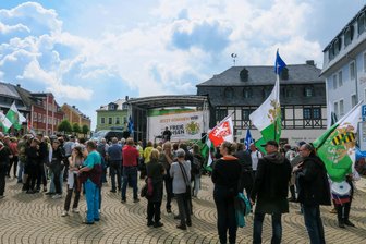 Erzgebirgskreis im Fokus: Verfassungsschutz warnt vor wachsendem Rechtsextremismus - In Zwönitz am 1. Juni 2024 bei einer Kundgebung präsent: Anhänger der rechtsextremen „Freien Sachsen“.