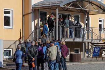 Erzgebirgskreis: Impfzentrum in Annaberg derzeit keine Option - Angebote der mobilen Impfteams, wie hier in Thum, versuchen aktuell viele Menschen zu nutzen. Oft müssen sie stundenlang warten.