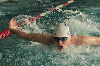 Erzgebirgskreis investiert 500.000 Euro in Sportförderung - Ein Starter des gastgebenden FC Erzgebirge Aue beim Vorlauf der Erzgebirgsspiele.