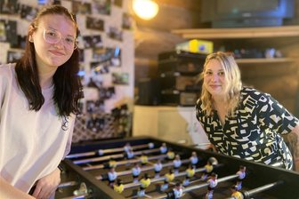 Erzgebirgskreis kürzt Jugendhilfe – mit drastischen Folgen für vier Jugendclubs in der Region - Lena-Sophie Nobis (l.) kommt oft in den Jugendtreff Lauter. Wie die 18-Jährige war Stefanie Eichhorn (36) früher Stammgast im Blockhaus, das inzwischen ihr Sohn besucht. Beide bangen nun um den Erhalt des Domizils, das auf der Kippe steht.
