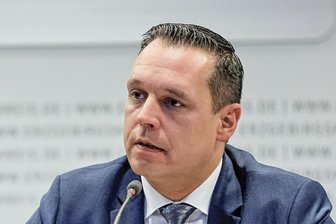Erzgebirgskreis schlägt Alarm: Zu wenig Unterkünfte für Geflüchtete - Landrat Rico Anton (CDU) sieht den Erzgebirgskreis bei der Unterbringung von Geflüchteten an seine Grenzen stoßen. 