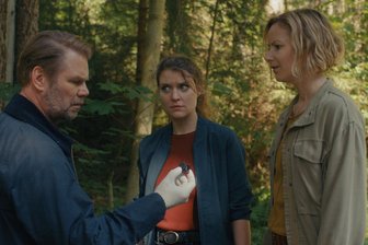 Erzgebirgskrimi: Ab Weihnachten geht’s weiter - doch hinter den Kulissen steigt der Kostendruck - Die Kommissare Robert Winkler (Kai Scheve) und Karina Szabo (Lara Mandoki, Mitte) entdecken im neuen Erzgebirgskrimi „Mordholz“ mit Försterin Saskia Bergelt (Teresa Weißbach) einen Tracker. Wo führt der hin?