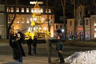 Erzgebirgskrimi am Fichtelberg: Was läuft da zwischen der Försterin und diesem Mann? - Die Schauspielerin Teresa Weißbach und ihr Kollege Hannes Wegener (r.) standen am Montagabend auf dem Markt in Oberwiesenthal im Mittelpunkt von Dreharbeiten zum elften Erzgebirgskrimi.