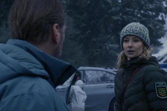 Erzgebirgskrimi am Fichtelberg: Zwischen Romantik und Wildschweingulasch - Zwischen Försterin Saskia Bergelt (Teresa Weißbach) und Hauptkommissar Robert Winkler (Kai Scheve) herrscht im „Wintermord“ eisiges Klima. Am 1. März läuft der Krimi erstmals im ZDF.
