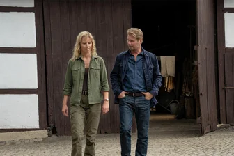 Erzgebirgskrimi: Auch in Lichtenstein wird gedreht - Försterin Saskia Bergelt (Teresa Weißbach) mit Kommissar Winkler (Kai Scheve) im 6. Erzgebirgskrimi.