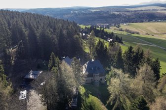 Erzgebirgskrimi: Auf den Spuren der Kommissare Winkler und Szabo am Fichtelberg - Drehorte des elften Erzgebirgskrimis „Wintermord" verbindet die von Jana Kowarik geplante Wanderung. Eine Anmeldung ist nicht nötig.