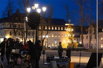 Erzgebirgskrimi: Aufregung um „Wintermord“ schon vor der Premiere - Anfang März wurde für die Dreharbeiten zum elften Erzgebirgskrimi mitten in Oberwiesenthal die Weihnachtsbeleuchtung eingeschaltet – ausnahmsweise. Bis alle Krimifans erfahren, was beim „Wintermord“ passiert, werden noch Monate vergehen.