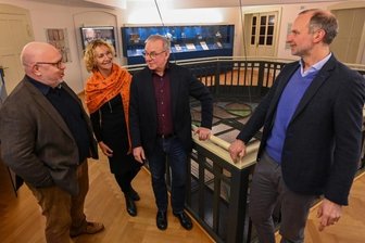 Erzgebirgskrimi: Chemnitzer Villa Esche lässt Joachim Król schwärmen - Ein Teil des Filmteams kurz vor der Premiere: ZDF-Redakteur Pit Rampelt, Producerin Gabriele Jung, Schauspieler Joachim Król und Produzent Clemens Schaeffer (von links) sind begeistert von ihrem Drehort.