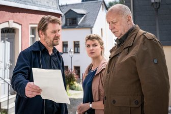 Im neuen ZDF-Erzgebirgskrimi ermitteln Kommissar Robert Winkler (links, Kai Scheve) und Kommissarin Karina Szabo (Lara Mandoki) in Hartenstein. Dabei bekommen sie es mit dem Steigerwald Gerd (rechts) zu tun, dem Bürgermeister, der sein Amt manchmal mit der Stelle eines Lokalfürsten verwechselt - überzeugend dargestellt von dem beliebten und bekannten Schauspieler Thomas Thieme, der selbst aus dem Osten Deutschlands stammt.