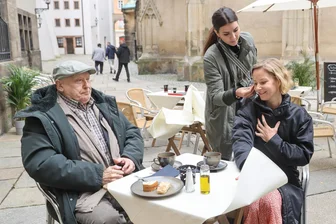 Erzgebirgskrimi: Diese Szenen wurden am Donnerstag am und im Chemnitzer Rathaus gedreht - Kurze Drehpause: Thomas Thieme und Teresa Weißbach hüllen sich in ihre Jacken. Hinter dem Chemnitzer Rathaus weht ein kühler Wind.