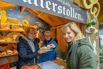 Erzgebirgskrimi: Dreharbeiten bescheren Schwarzenberg ein bisschen Weihnachtsmarkt-Gefühl - Erwischt: Schauspielerin Theresa Weißbach wird von Heike Seifert (l.) und Katrin Schmidt am Rand der Dreharbeiten zum Naschen verführt.