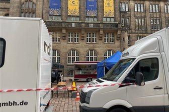 Erzgebirgskrimi: Dreharbeiten im Chemnitzer Rathaus - Im Chemnitzer Rathaus war am Freitag Drehstart für den neuen Erzgebirgskrimi. Fahrzeuge der Produktionsfirma wiesen darauf hin. 